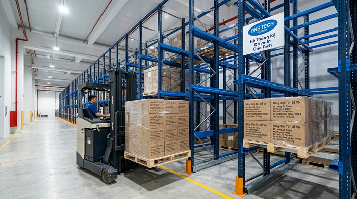 Ray đỡ pallet của kệ drive in giúp xe nâng đặt hàng ổn định