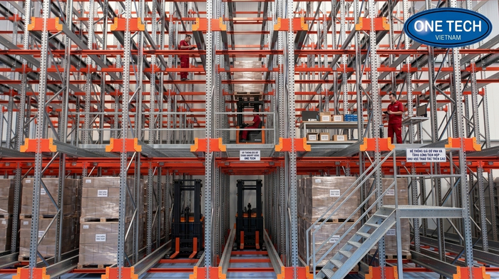 Tối ưu không gian chiều cao với kệ VNA và Mezzanine Kệ VNA lối đi hẹp và sàn lửng Mezzanine